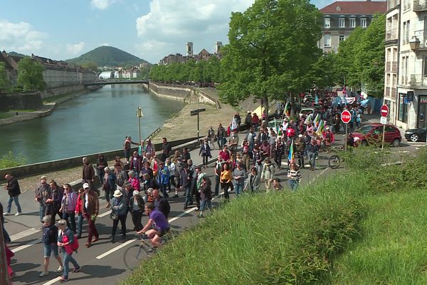 Le cortège du 1er mai défile le long du Doubs