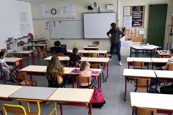 Castelnau-le-Lez (Hérault) - une classe version déconfinement, peu d'élèves, professeur masqué et désinfections répétées - 5 mai 2020.