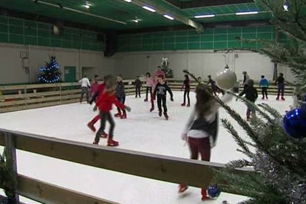 Dans la salle qui accueillait la crèche vivante, une patinoire a pris le relais.