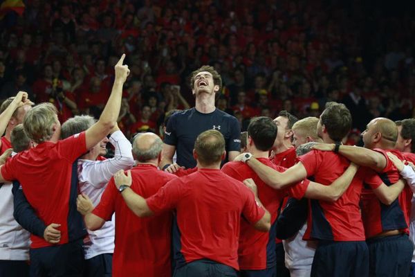 Andy Murray et l'équipe de Grande-Bretagne célèbrent leur victoire face à la Belgique, en finale de la Coupe Davis, le 29 novembre à Gand (Belgique).