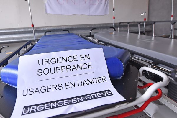 Deux brancards au sein d'un service des urgences dans un hôpital lyonnais le 20 mai 2019.