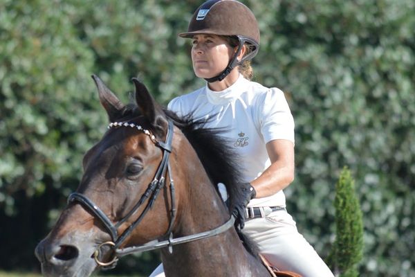 Amélie Queguiner, cavalière, alors en compétition. 