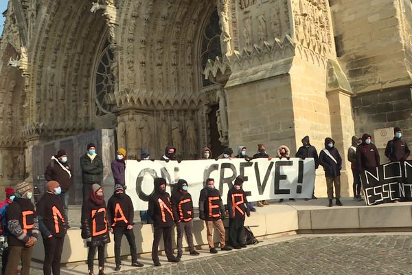 Les acteurs du monde de la culture ont manifesté devant la cathédrale de Reims, le 12 février 2021, à l'occasion du déplacement de la ministre de la Culture Roselyne Bachelot.