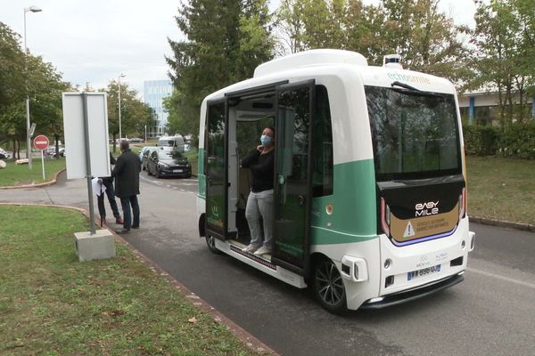 Pour ses premiers tours de piste, la navette a encore besoin quelques jours de l'aide d'une opératrice, avant de devenir parfaitement autonome