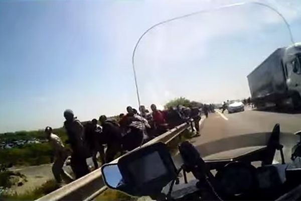 Les images sont filmées depuis la moto d'un CRS.