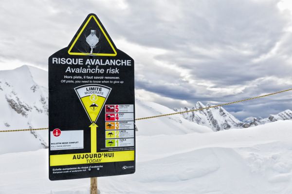 Illustration. Les risques d'avalanches devraient être importants, à partir de ce samedi 6 avril, à cause notamment d'un important écart de températures.