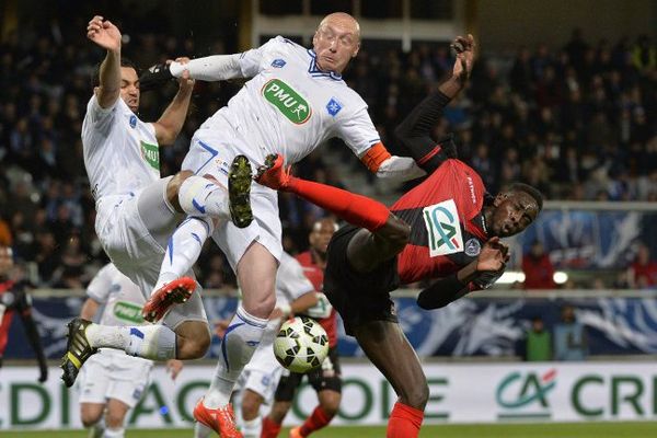 Le milieu de terrain Jamel Ait Ben Idir et le défenseur auxerrois Sebastien Puygrenier opposé au milieu de terrain guingampais Sambou Yatabaré lors de la 1/2 finale de Coupe de France entre Auxerre et Guingamp au stade de l'Abbé-Deschamps à Auxerre. 7/04/2015