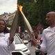 L'ancien footballeur Thierry Henry transmet la flamme à Romane Dicko, judokate en lice cette année pour un titre olympique.