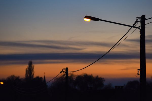 Les rues de la ville de Ham, dans la Somme, ne sont plus éclairées depuis le 10 avril 2020.