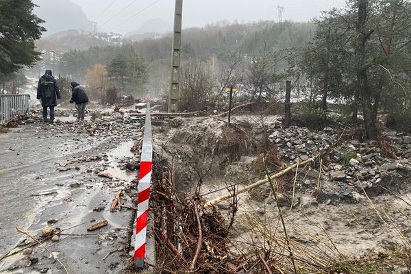 Pont sous surveillance à Guillestre dans les Hautes-Alpes après les inondations le 1er décembre 2023