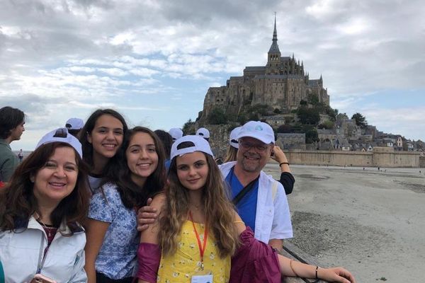 Une Volontaire De Chateauroux Au Mont Saint Michel Pour Les Droits Des Enfants