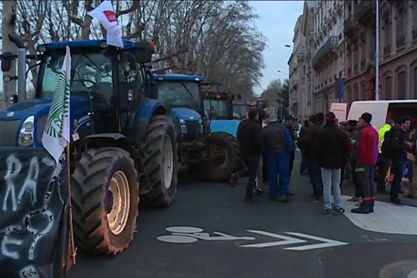 En février 2018, les éleveurs avaient déjà exprimé leur ras le bol. A l'époque, une trentaine de tracteurs s'étaient regroupés. Ce mardi, ils en annoncent plus d'une centaine