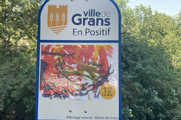 Un dessin réalisé par les enfants de la crèche affiché par la mairie dans la ville de Grans.