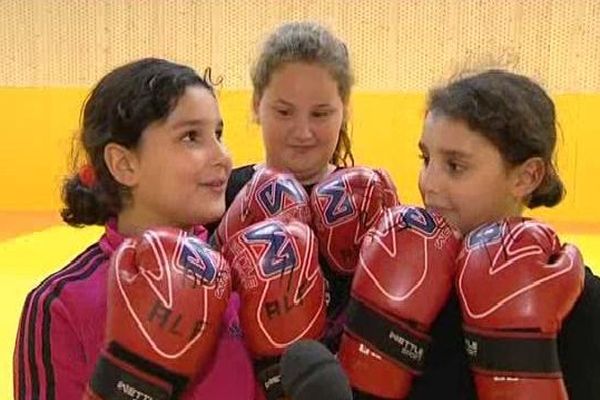 Une dizaine de jeunes filles de 7 à 12 ans participent à l'atelier.