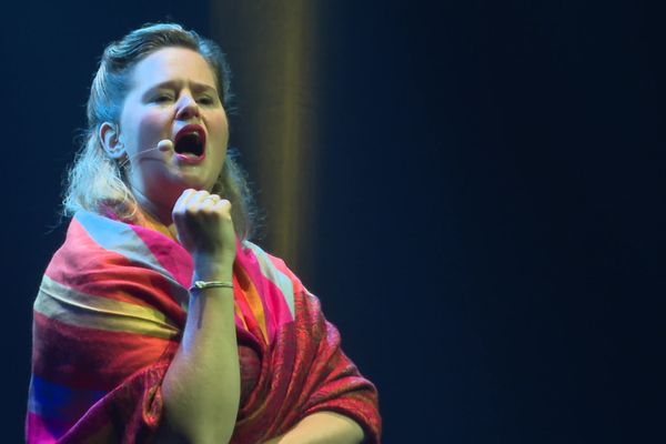 Après avoir débuté devant quelques dizaines de spectateurs, l'humoriste nantaise Élodie Poux remplit désormais des salles comme l'Olympia ou le Zénith de Nantes.