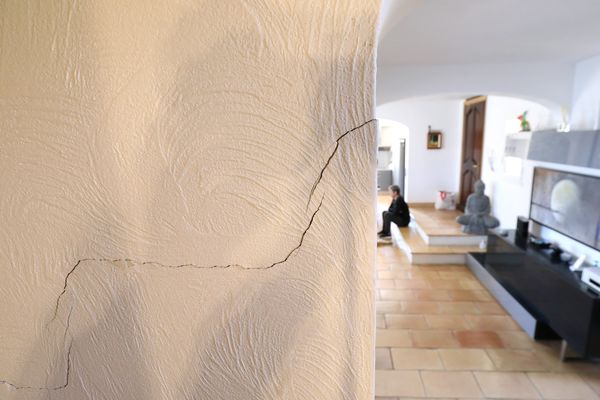 Une fissure dans une maison, en raison de la sécheresse.