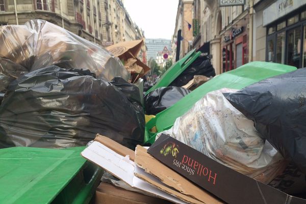 Grève des éboueurs : les ordures s'entassent dans Paris. Ici, une rue du 14ème arrondissement.