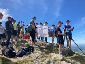 Les experts ont déployé leurs instruments au sommet du puy de Sancy pour capter les signaux satellites et enregistrer des relevés.