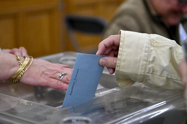 On compte 13 circonscriptions législatives dans les Hauts-de-Seine.