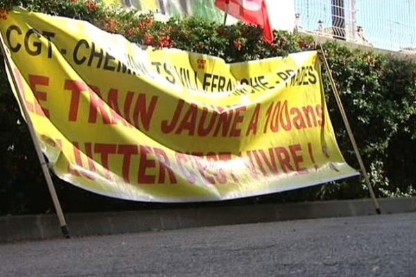 Une banderole pour sauver le train jaune devant la direction régionale SNCF