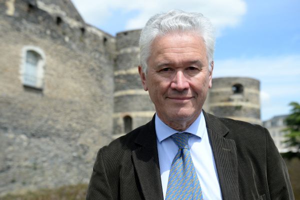 Hervé Juvin, eurodéputé et conseiller des Pays de la Loire proche du Rassemblement national, est écarté du parti après sa condamnation pour violences conjugales en octobre 2022.