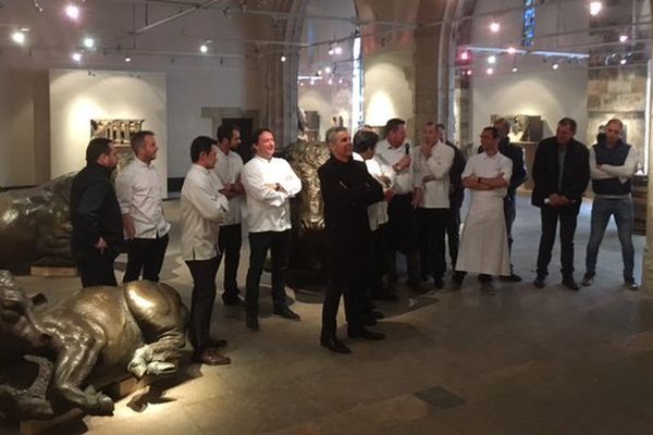 Le maire (LR) de Beaune entouré des 12 chefs qui se sont prêtés au jeu.