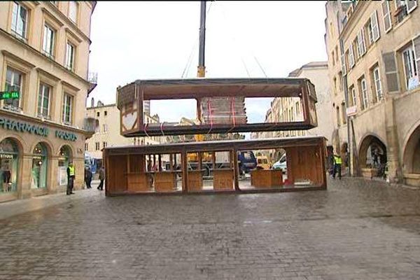 L'installation d'une "pyramide de Noël" sur la place Saint Louis à Metz