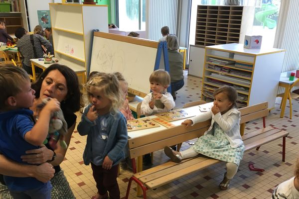  Cécile, l''assistance maternelle réconforte Marius  