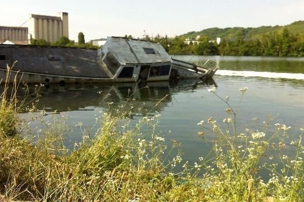 Les pompiers sont mobilisés pour gérer une pollution survenue dans l’Yonne, au niveau du quai de Nancy, dans la ville de Sens.