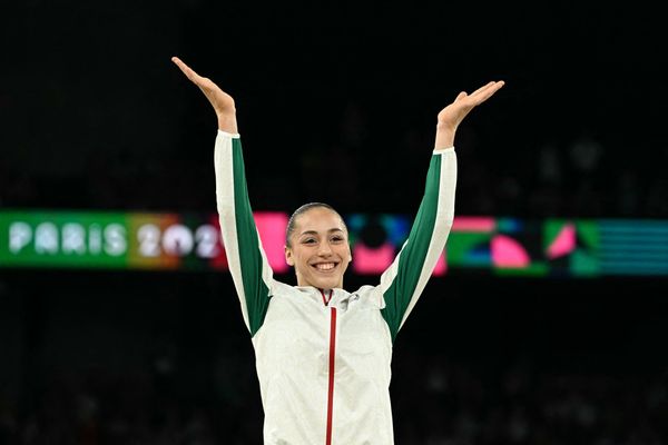 Kaylia Nemour après sa victoire en finale des barres asymétriques, dimanche 4 août 2024 à Bercy, aux Jeux olympiques de Paris.