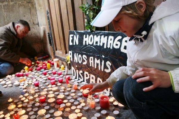 Recueillement à la mémoire d'agriculteurs qui se sont suicidés lors d'une manifestation d'épouses de producteurs de lait à Poitiers en avril 2010