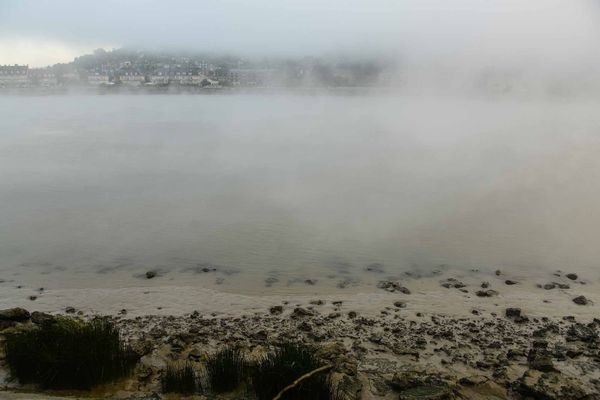 Aux abords de la Seine, la brume pourra persister tardivement dans la matinée de ce mardi.