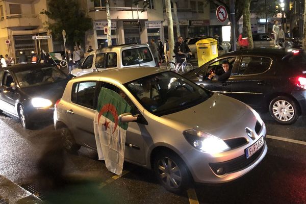 Les supporters algériens manifestent bruyamment leur joie après la victoire des "Fennecs" en demi-finale de la CAN face au Nigéria.