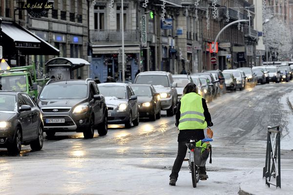 En cas de neige, pluie ou verglas, il convient d'adopter un bon comportement au volant de sa voiture ou au guidon de son vélo, en premier lieu ralentir.