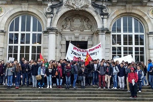 Les lycéens devant la Mairie de Limoges