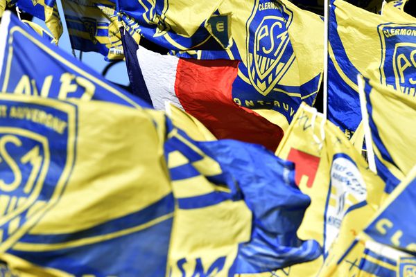 Dimanche 1er avril, à 14 heures, au stade Marcel-Michelin, l’ASM Clermont Auvergne recevra le Racing en quart de finale de la Coupe d’Europe. Pour ce match capital, la ville de Clermont-Ferrand et l’interclubs ont offert 10.000 drapeaux aux supporters.