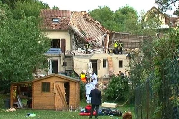 La toiture a été littéralement soufflée par l'explosion.