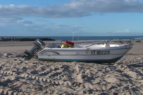 Le bateau d'un pêcheur de 71 ans avait été retrouvé échoué sur la plage du Lido, près du port de Sète, vide d'occupant, après l'épisode de forte houle survenu sur le littoral héraultais, mercredi 9 octobre 2024.