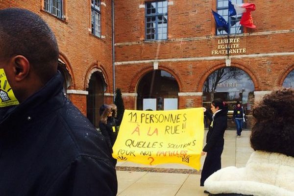 Une trentaine de personnes ont manifesté ce mardi matin devant la mairie de Tournefeuille, à l'appel du DAL.