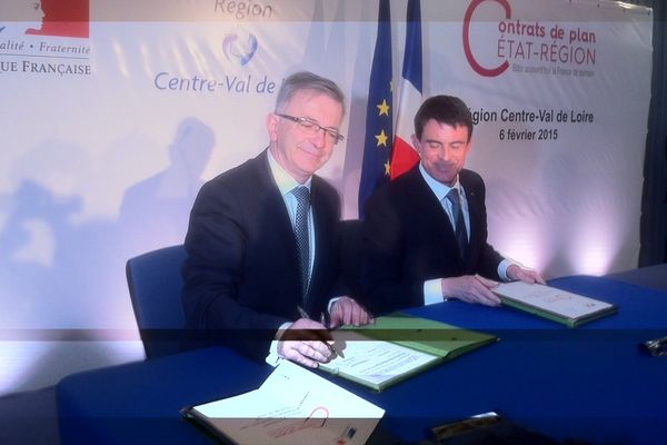 François Bonneau, président du conseil régional, et Manuel Valls, Premier ministre, signent le protocole d'accord du contrat de plan Etat-région 2015-2020.