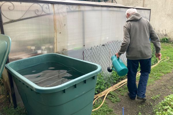 À Bédarieux dans l'Hérault, André Cauvi utilise ses récupérateurs d'eaux pour arroser ses plantes. Il récupère grâce à ce système 5 000 litres d'eau par an.