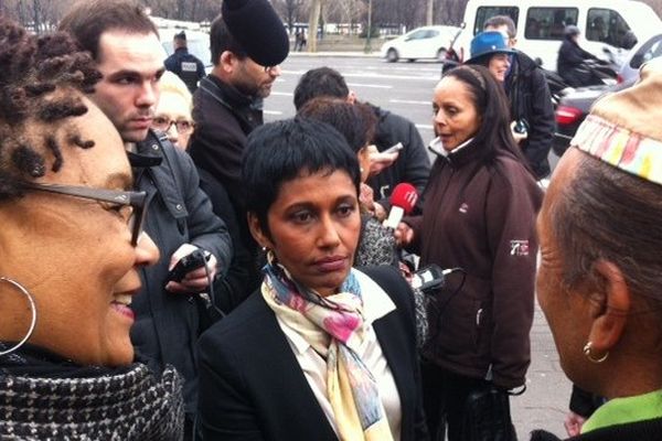 Devant l'Assemblée Nationale, la députée PS de la Réunion, Ericka Bareigts, accueille la délégation de Réunionnais qui ont connu l'exil forcé 