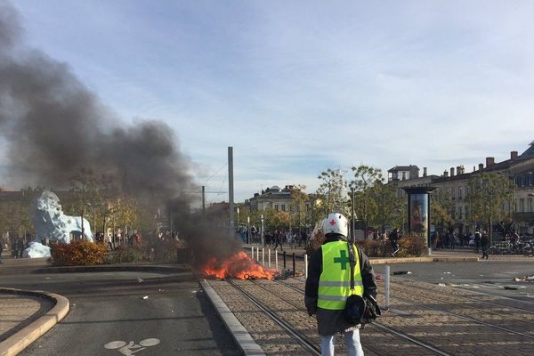 Bordeaux : Place Stalingrad, mercredi 5 décembre vers 10 h 30. Nouveau face à face entre les forces de l'ordre et des jeunes. 