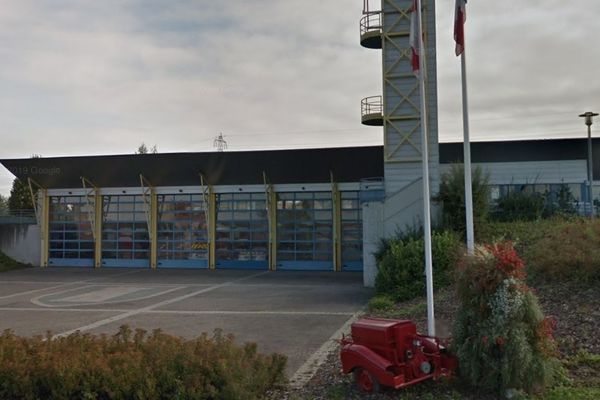 La caserne des pompiers de Schweighouse-sur-Moder est située dans la même rue que le lieu de l'incendie.