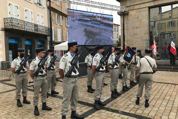 A Issoire, dans le Puy-de-Dôme, un écran géant a retransmis le défilé parisien du 14 juillet.