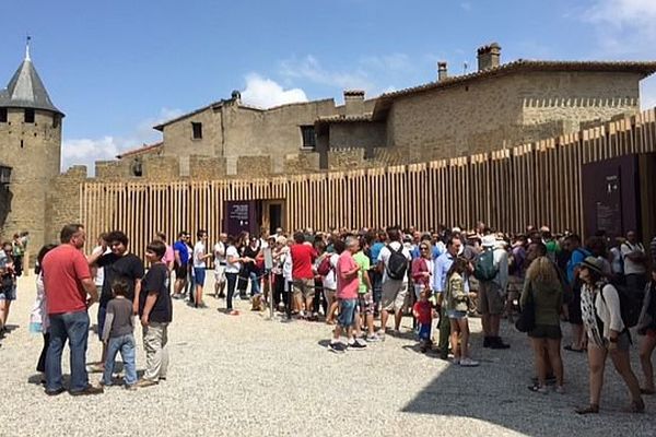 File de touristes qui attendent de visiter la Cité de Carcassonne. Août 2015.