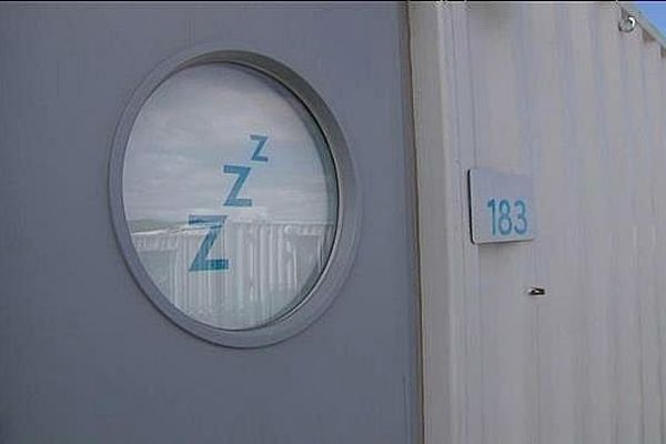 Une chambre dans les logements temporaires au Haras du Pin aux JEM 2014