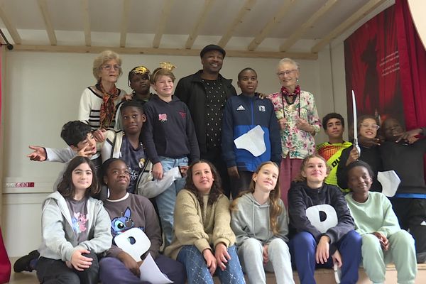 Le rappeur MC Solaar a assisté à un atelier d'écriture avec les élèves de 5ᵉ du collège Jean Perrin de Lyon.