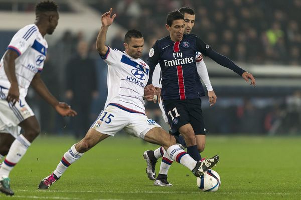 LE 13-12-2015 - LIGUE 1 (JOURNEE 18) PARIS SAINT GERMAIN FOOTBALL CLUB VS OLYMPIQUE LYONNAIS - TACLE DE JEREMY MOREL SUR ANGEL DI MARIA