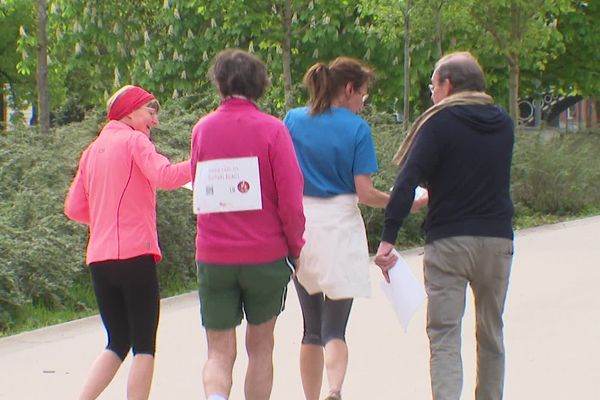 Les participants au défi Parki-Roubaix ont reçu un dossard sur lequel indiquer le nombre de kilomètres parcourus à la fin de la journée.